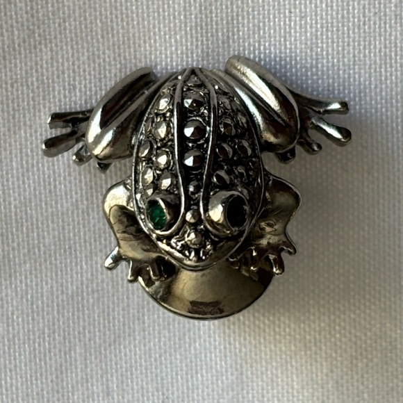 Avon Vintage Frog Brooch | Articulated Frog Pin | Green Rhinestone Eyes - Picture 7 of 7